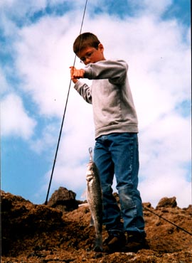 Ce jeune dbutant a très vite pris son premier bar en suivant les conseils de Ollivier Berry, Guide de pêche en mer à Saint-Malo