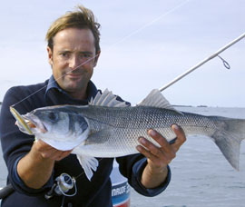 Ollivier Berry, Guide de pêche en mer à Saint-Malo, avec un joli bar