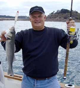 Ollivier Berry, Guide de pêche en mer à Saint-Malo, avec un joli bar