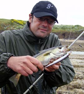 Ollivier Berry, Guide de pêche en mer à Saint-Malo, avec un lieu jaune