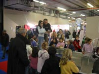 Charly de Rod & Pod encadre les enfants sur le stand Promopeche