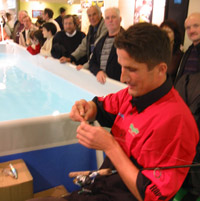 Bertrand Gauj�, guide de p�che, fait des d�monstrations de p�che sur le stand Ragot