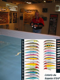 Robert Menquet, guide de pêche, fait des démonstrations de pêche sur le stand Ragot