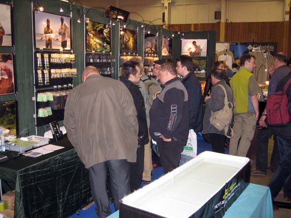 Le stand de Marc PETITJEAN qui expose ses réalisations de mouches