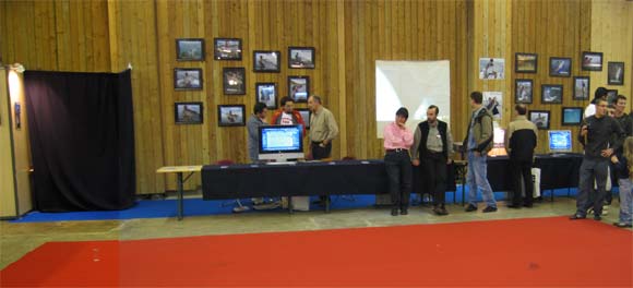 Le stand PecheWeb.com était à la hauteur de son successeur FisherMag.com. De gauche à droite, Phil17, Florian Boudeau, Thierry Patin, Hiroshi et des visiteurs du salons.