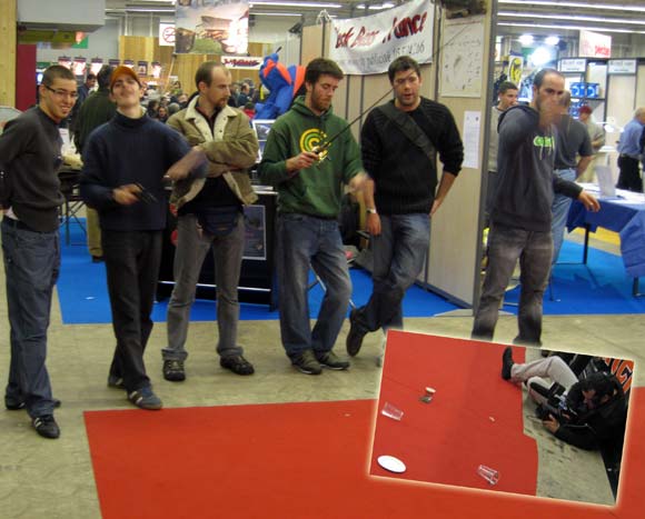 Une zone était réservée aux lancers de précision. De nombreux adhérents de Black-bass France ont adhéré à cet exercice, dont Tanguy Marlin au centre, gérant de Lucky Craft France.